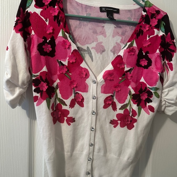 INC Size Medium Short Sleeve Rhinestone Button Raised Flower Embellishments - Picture 5 of 6